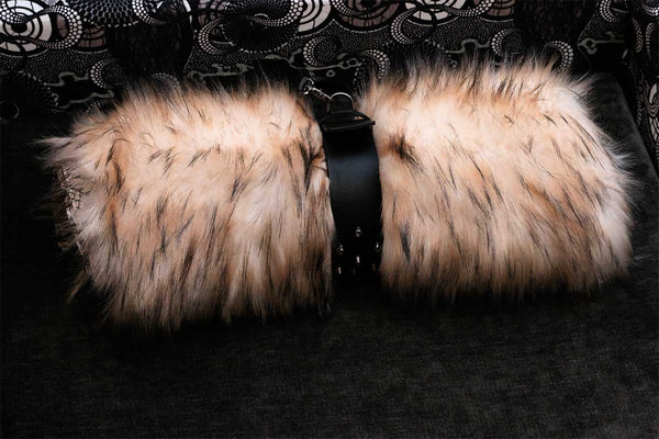 plaid chien luxe taille M enroulée Sabanah manchette avec poignée cuir