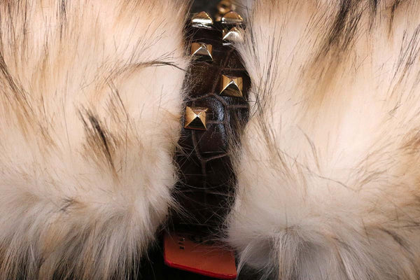 Détail manchette de transport cuir façon croco et clou doré