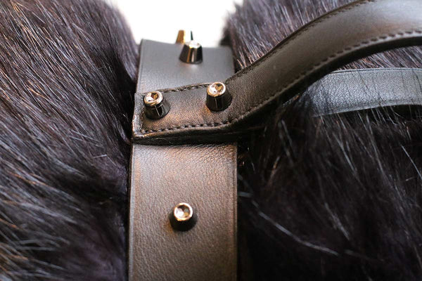 Détail manchette en cuir et rivets Sabanah