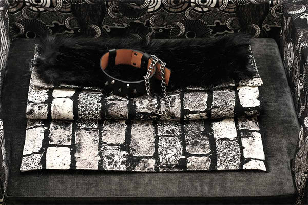 Plaid pour chien de luxe Sabanah M et manchette cuir noir chainette