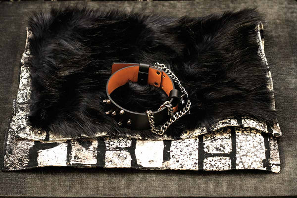 Plaid chat de luxe S Sabanah et sa manchette cuir noir chainette