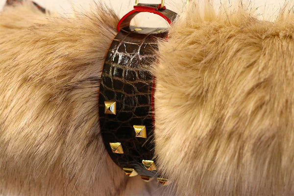 Détail manchette de transport cuir façon croco Sabanah