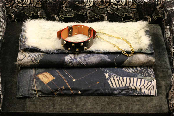 Plaid design chat M Sabanah et manchette transport cuir façon croco