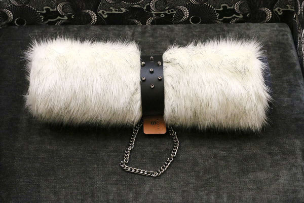 Plaid fausse fourrure chat M Sabanah manchette cuir noir chainette