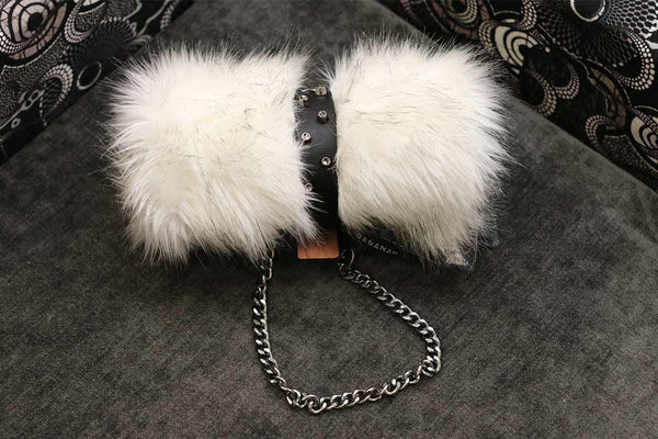 Plaid pour chat S Sabanah et manchette transport cuir noir chainette